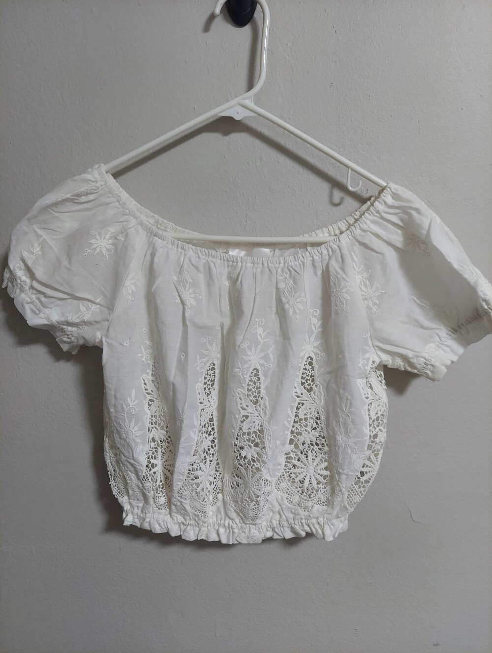 Women's White Off-Shoulder Embroidered Crochet Crop Top